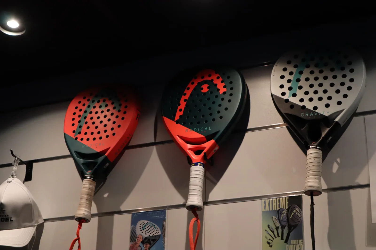 HEAD-racketar i närbild på racketväggen