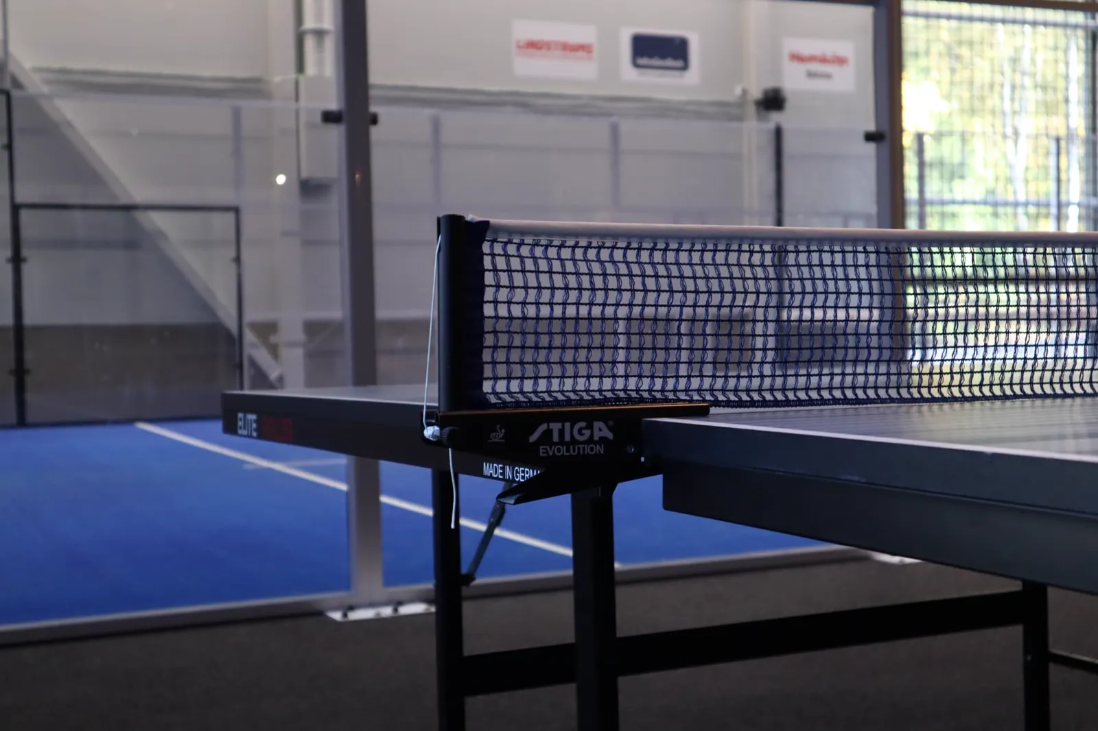 Pingisbord intill padelbanan