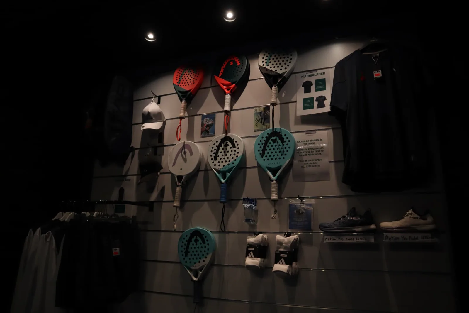 Racketvägg, skor och klubbkläder i hallens shop