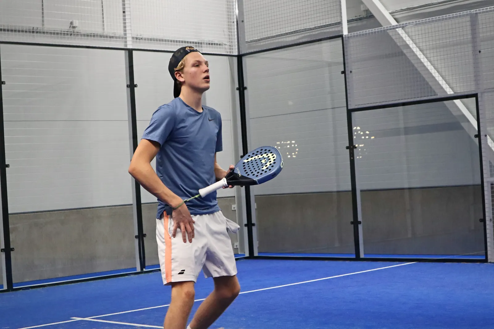 Padelträning i Bålsta – spelare i blå tröja på bana