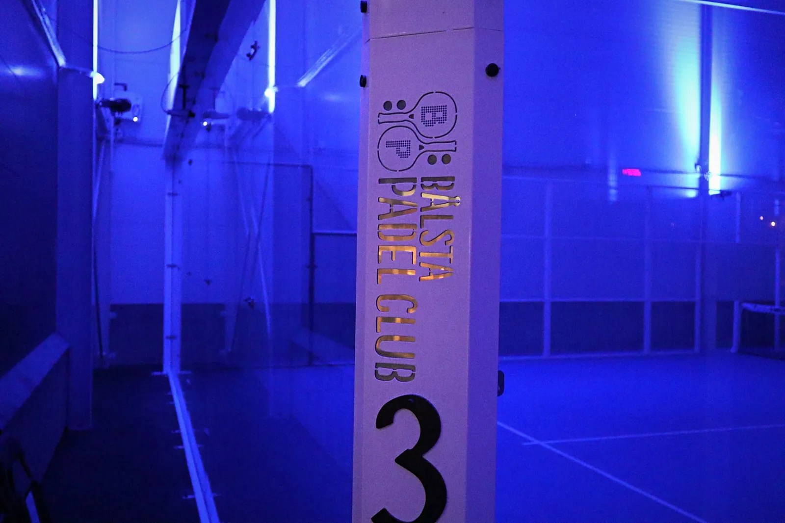 Bålsta Padel Clubs logga på stolpen vid bana 3