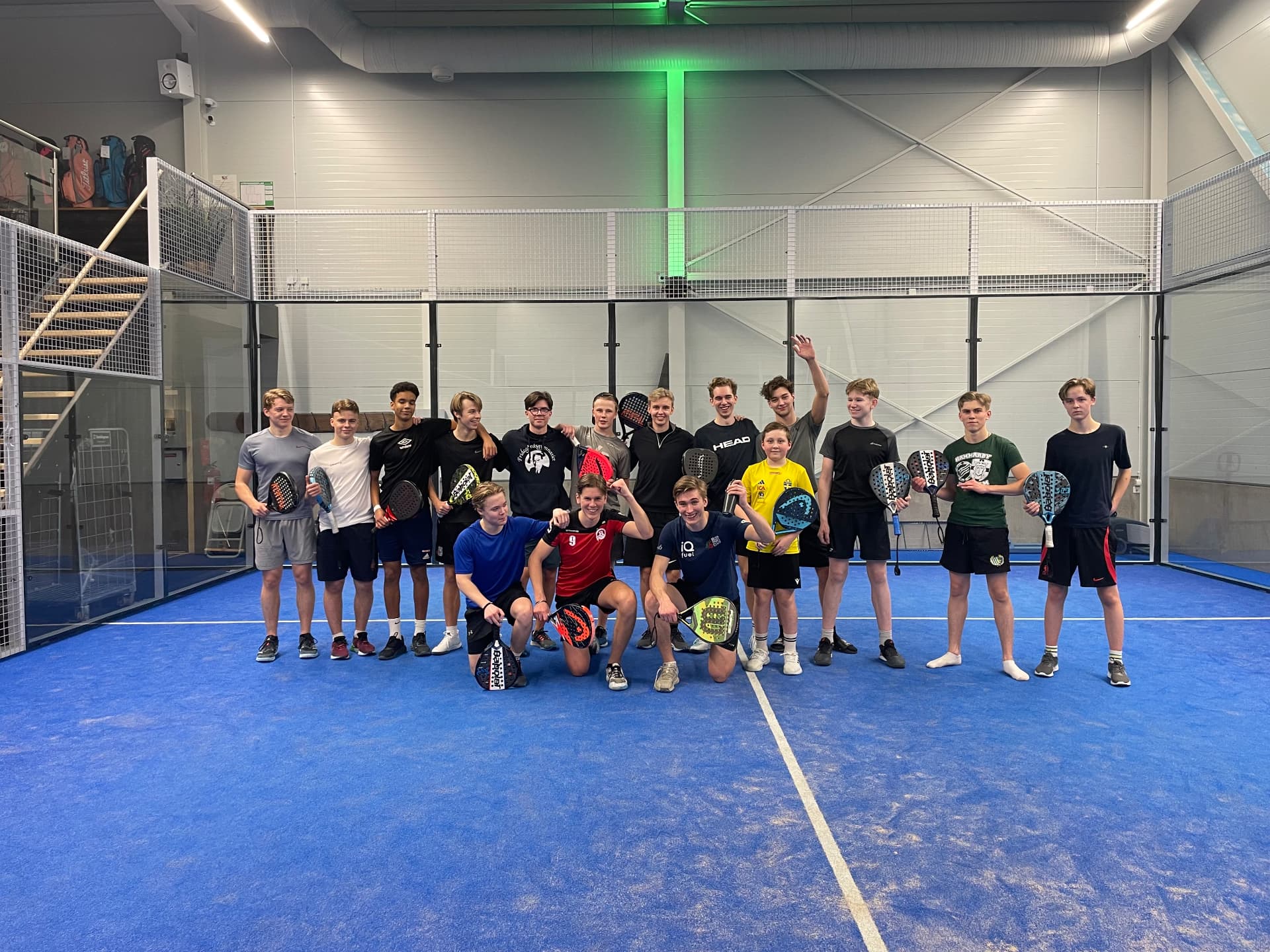 Ungdomsspelare med sina racketar på padelbanan i Bålsta